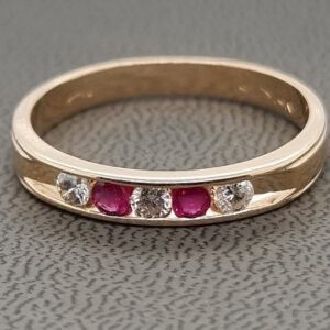 טבעת יהלומים, זהב 14k, במשקל 3.7 גרם, משובצת יהלומים ואבני רובי.