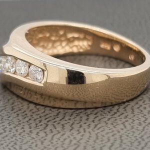 טבעת יהלומים, זהב 14k, במשקל 5.8 גרם, משובצת יהלומים