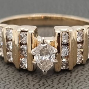 טבעת יהלומים, זהב 14k, במשקל 4.8 גרם, משובצת יהלומים